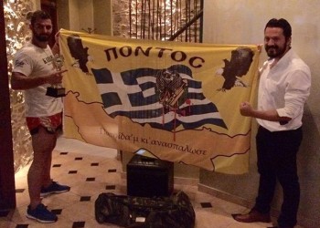 Με λύρα και ποντιακή σημαία στο ρινγκ ο Παύλος Κοχλιαρίδης σε αγώνα Kick Βoxing (βίντεο)