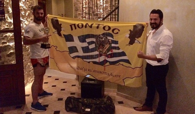 Με λύρα και ποντιακή σημαία στο ρινγκ ο Παύλος Κοχλιαρίδης σε αγώνα Kick Βoxing (βίντεο)