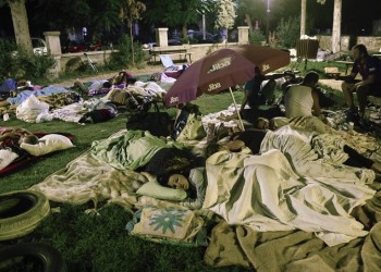 Σε πάρκα και πλατείες διανυκτέρευσαν οι κάτοικοι της Κω (φωτο)