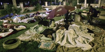 Σε πάρκα και πλατείες διανυκτέρευσαν οι κάτοικοι της Κω (φωτο)