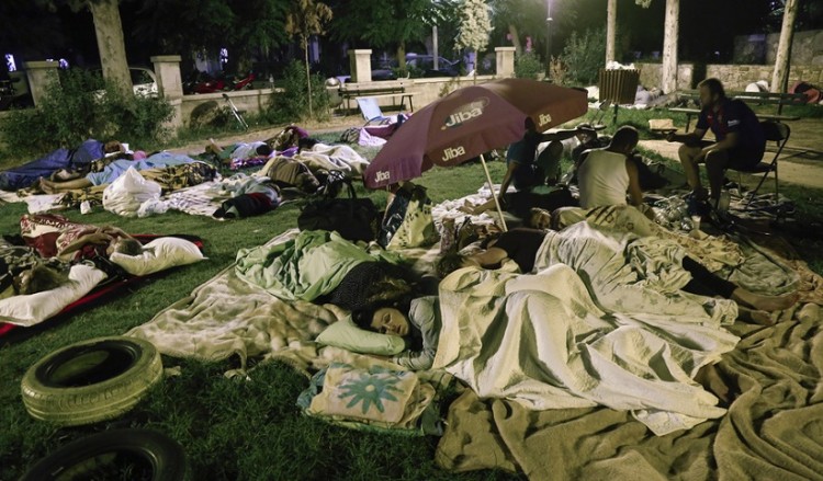 Σε πάρκα και πλατείες διανυκτέρευσαν οι κάτοικοι της Κω (φωτο)
