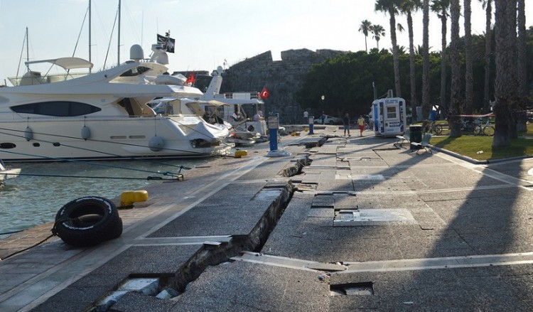 Κως: Κόπηκε στα δύο το λιμάνι από το σεισμό, ζημιές στο κέντρο της παλιάς πόλης