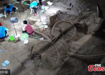 Άφωνοι οι αρχαιολόγοι από την αρχαία βασιλική «λιμουζίνα»! (φωτο)