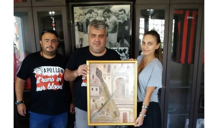 Μια ποντιακή λύρα από τον Όμιλο Φίλων Απόλλωνα Πόντου για την άνοδο της ομάδας