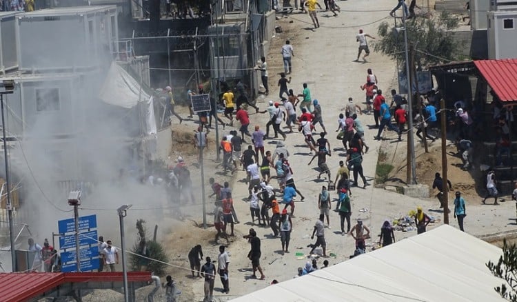 Μόρια: Κατεστάλη η εξέγερση – Πέντε αστυνομικοί τραυματισμένοι