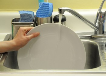 Αλλάξτε το σφουγγαράκι της κουζίνας κάθε βδομάδα, προειδοποιούν οι επιστήμονες