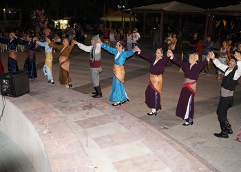 Φαντασμαγορικό θέαμα με χιλιάδες βεγγαλικά στον 2ο Ποντιακό Μαχαλά (βίντεο)