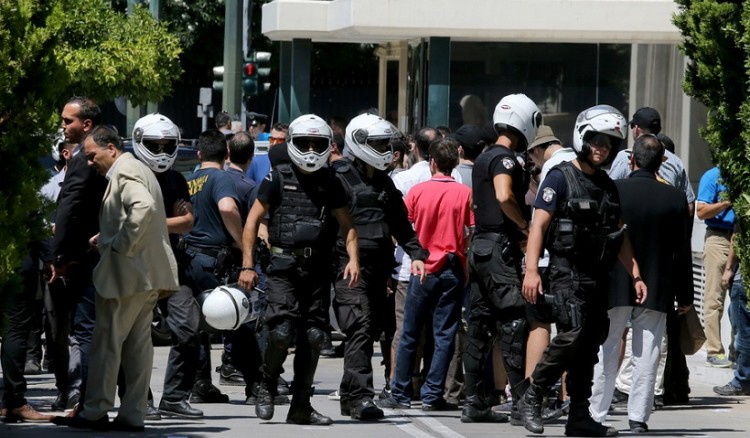 Ο Ρουβίκωνας εισέβαλε στη Βουλή
