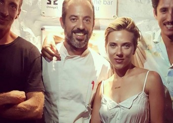 Στη Σίφνο για διακοπές η Αμερικανίδα ηθοποιός Σκάρλετ Γιόχανσον