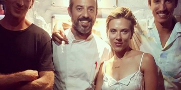 Στη Σίφνο για διακοπές η Αμερικανίδα ηθοποιός Σκάρλετ Γιόχανσον