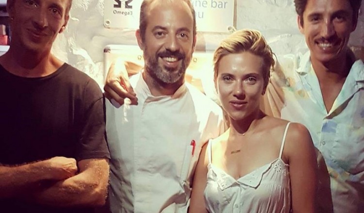 Στη Σίφνο για διακοπές η Αμερικανίδα ηθοποιός Σκάρλετ Γιόχανσον