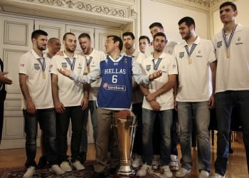 Τη φανέλα της χρυσής Εθνικής Νέων φόρεσε ο Τσίπρας (φωτο)