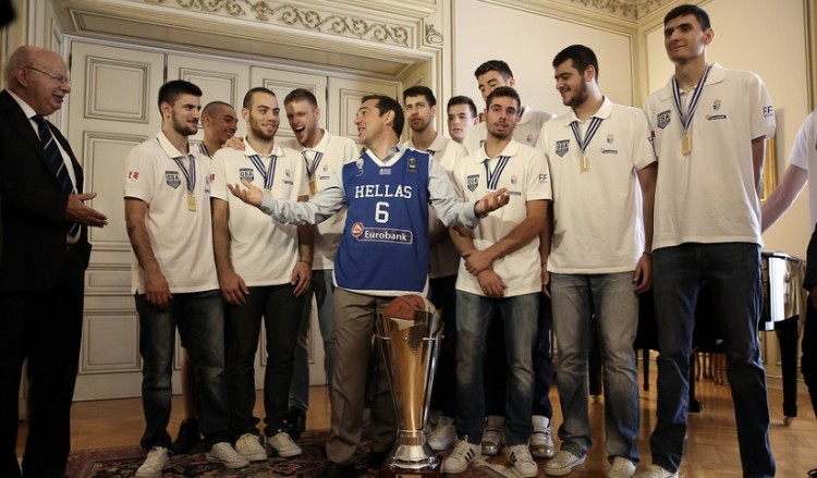 Τη φανέλα της χρυσής Εθνικής Νέων φόρεσε ο Τσίπρας (φωτο)