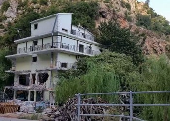 Ξεσηκωμός στη Χειμάρρα: Κατεδαφίζουν και πάλι κτίσματα Ελλήνων