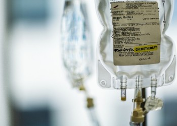 Η χημειοθεραπεία μπορεί να πυροδοτήσει τον καρκίνο, προειδοποιεί Έλληνας επιστήμονας