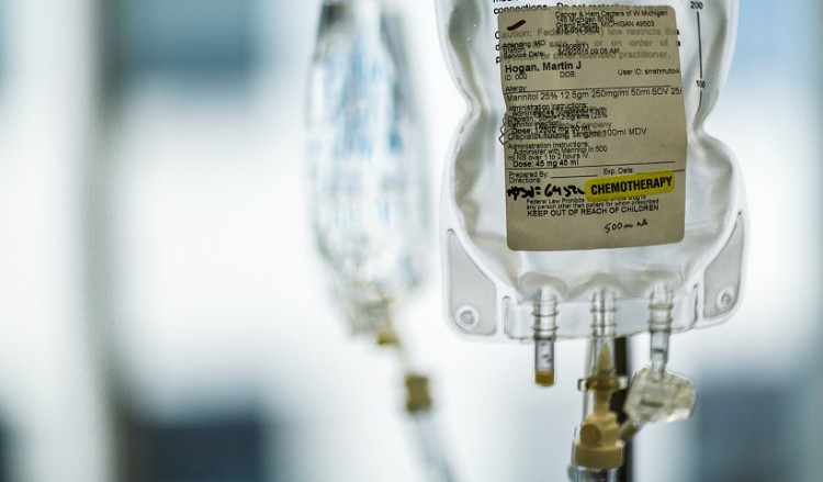 Η χημειοθεραπεία μπορεί να πυροδοτήσει τον καρκίνο, προειδοποιεί Έλληνας επιστήμονας