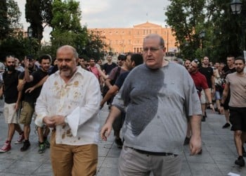 Έριξαν καφέδες και νερά σε Φίλη και Ξυδάκη