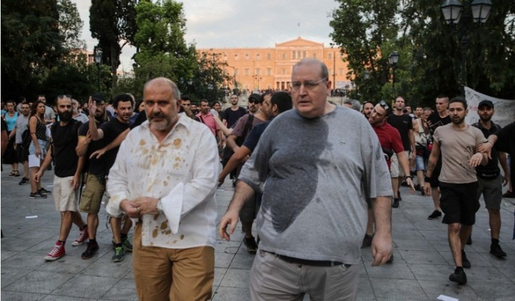 Έριξαν καφέδες και νερά σε Φίλη και Ξυδάκη