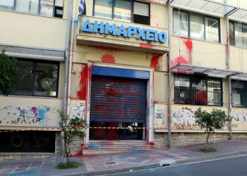 Καταδρομική επίθεση του Ρουβίκωνα στο δημαρχείο Ζωγράφου (φωτο)