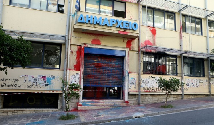 Καταδρομική επίθεση του Ρουβίκωνα στο δημαρχείο Ζωγράφου (φωτο)