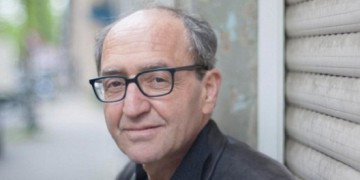 Ελεύθερος με περιοριστικούς όρους ο συγγραφέας Ντογάν Ακανλί