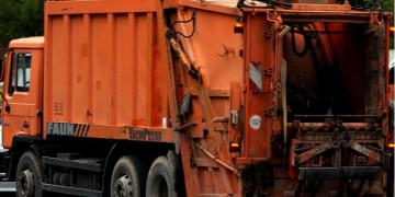 Τραγικό δυστύχημα στη Ν. Μάκρη με εργαζόμενο στην καθαριότητα