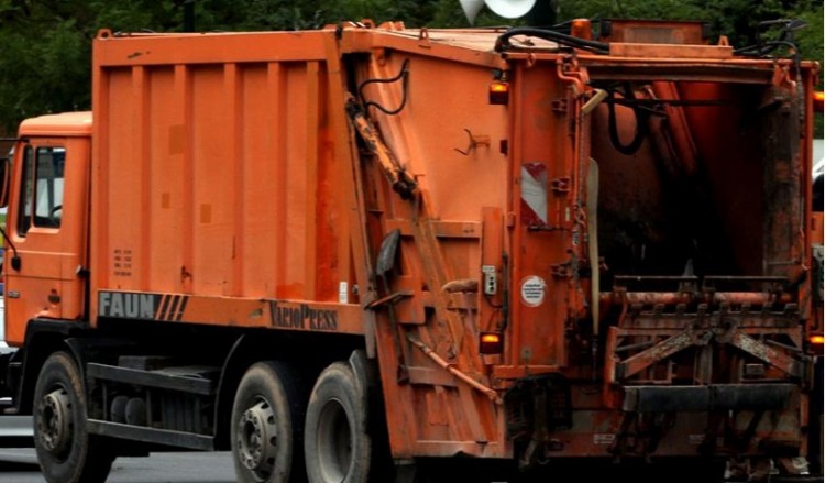 Τραγικό δυστύχημα στη Ν. Μάκρη με εργαζόμενο στην καθαριότητα