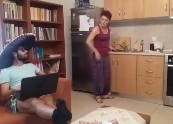 Μια Πόντια μάνα και ο γιος της δίνουν... μαθήματα ποντιακής διαλέκτου! (βίντεο)