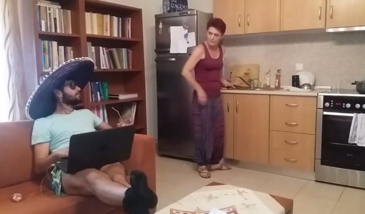 Μια Πόντια μάνα και ο γιος της δίνουν... μαθήματα ποντιακής διαλέκτου! (βίντεο)