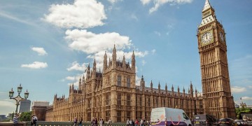 Καραντίνα 14 ημερών για όσους ταξιδεύουν στη Βρετανία