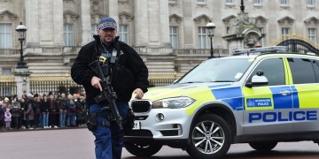 Ως τρομοκρατικό αντιμετωπίζουν οι Αρχές το περιστατικό με το μαχαίρι έξω από το Μπάκιγχαμ