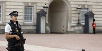 Συναγερμός στο Μπάκιγχαμ – Άνδρας επιτέθηκε με σπαθί