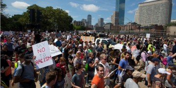 Χιλιάδες διαδηλωτές κατά του ρατσισμού στη Βοστόνη