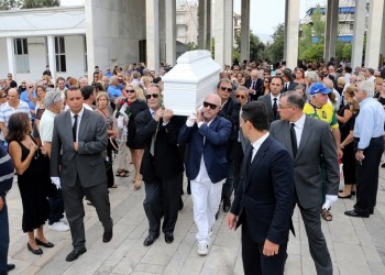 Τελευταίο αντίο στη Ζωή Λάσκαρη με ένα θερμό χειροκρότημα (φωτο)
