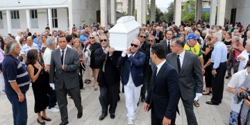 Τελευταίο αντίο στη Ζωή Λάσκαρη με ένα θερμό χειροκρότημα (φωτο)