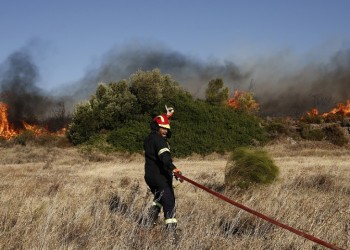 Φωτιά στο Λαγονήσι: Τρεις πυροσβέστες με εγκαύματα, κινδυνεύουν οικισμοί