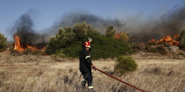 Φωτιά στο Λαγονήσι: Τρεις πυροσβέστες με εγκαύματα, κινδυνεύουν οικισμοί
