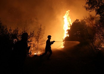 Ανεξέλεγκτη καταστροφή από τη φωτιά στον Κάλαμο – Καίγεται και ο Βαρνάβας