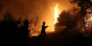 Ανεξέλεγκτη καταστροφή από τη φωτιά στον Κάλαμο – Καίγεται και ο Βαρνάβας
