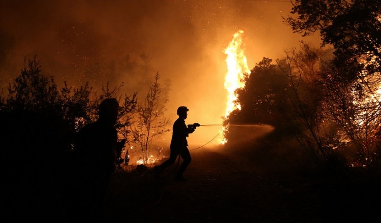 Ανεξέλεγκτη καταστροφή από τη φωτιά στον Κάλαμο – Καίγεται και ο Βαρνάβας