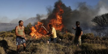 Μάχη των πυροσβεστών στη φωτιά στην Ανάβυσσο