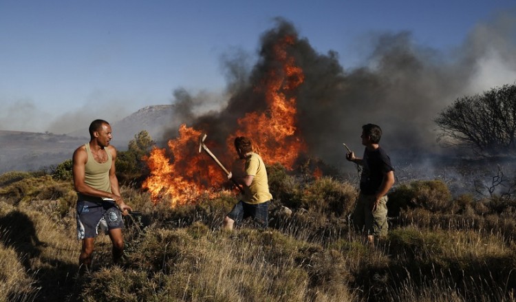 Μάχη των πυροσβεστών στη φωτιά στην Ανάβυσσο