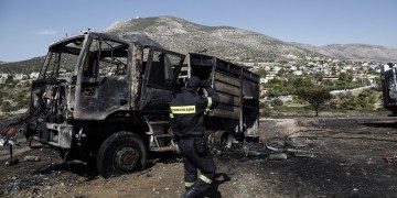Φωτιά στο Λαγονήσι: Κάηκαν σπίτια και πυροσβεστικά οχήματα (φωτο)