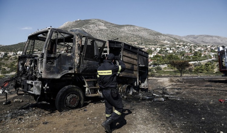 Φωτιά στο Λαγονήσι: Κάηκαν σπίτια και πυροσβεστικά οχήματα (φωτο)