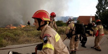 Συγκλονιστικές εικόνες από τη μεγάλη φωτιά στον Κάλαμο