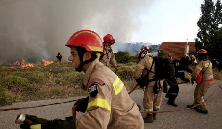 Συγκλονιστικές εικόνες από τη μεγάλη φωτιά στον Κάλαμο