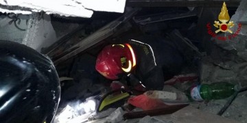 Ισοπεδώθηκε το νησί Ίσκια στην Ιταλία – Νεκροί, τραυματίες, τεράστιες υλικές ζημιές (βίντεο-φωτο)