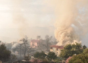 Πύρινη κόλαση στον Κάλαμο – Μεγάλη η καταστροφή