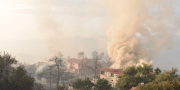 Πύρινη κόλαση στον Κάλαμο – Μεγάλη η καταστροφή