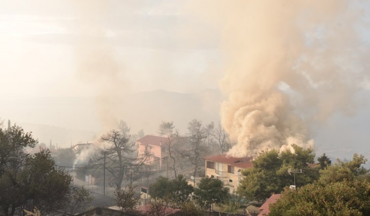 Πύρινη κόλαση στον Κάλαμο – Μεγάλη η καταστροφή